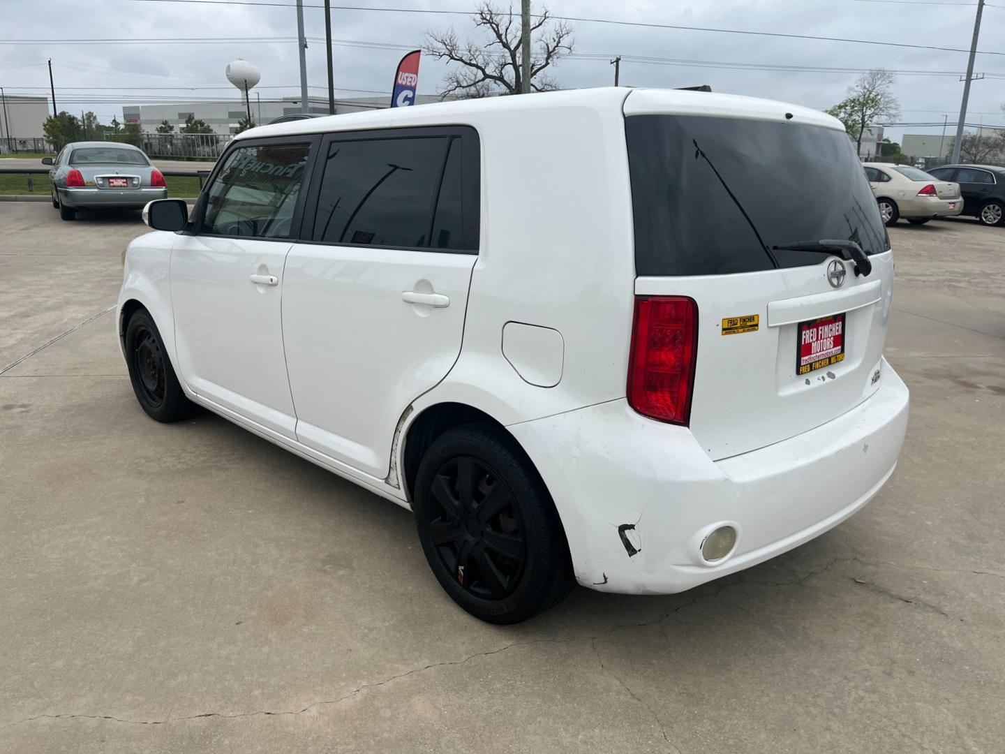 2009 white /black Scion xB Wagon (JTLKE50E591) with an 2.4L L4 DOHC 16V engine, Automatic transmission, located at 14700 Tomball Parkway 249, Houston, TX, 77086, (281) 444-2200, 29.928619, -95.504074 - Photo#4